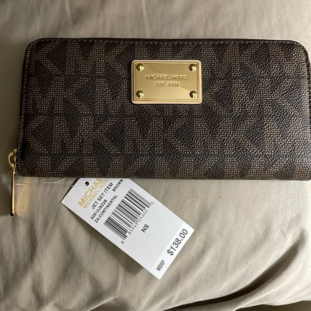 NWT Michael Kors, monogram brown zippered wallet